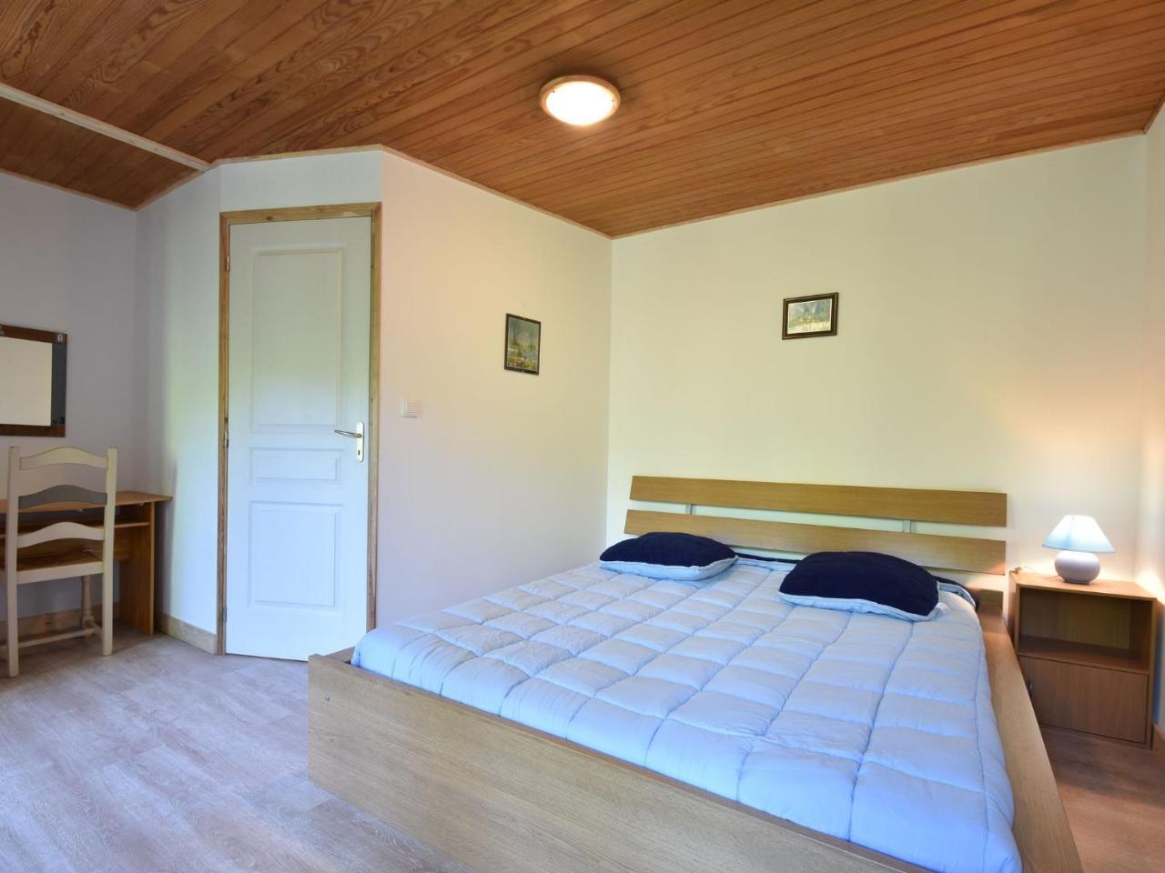 Superb Holiday Home With Private Garden Yvias Exteriér fotografie